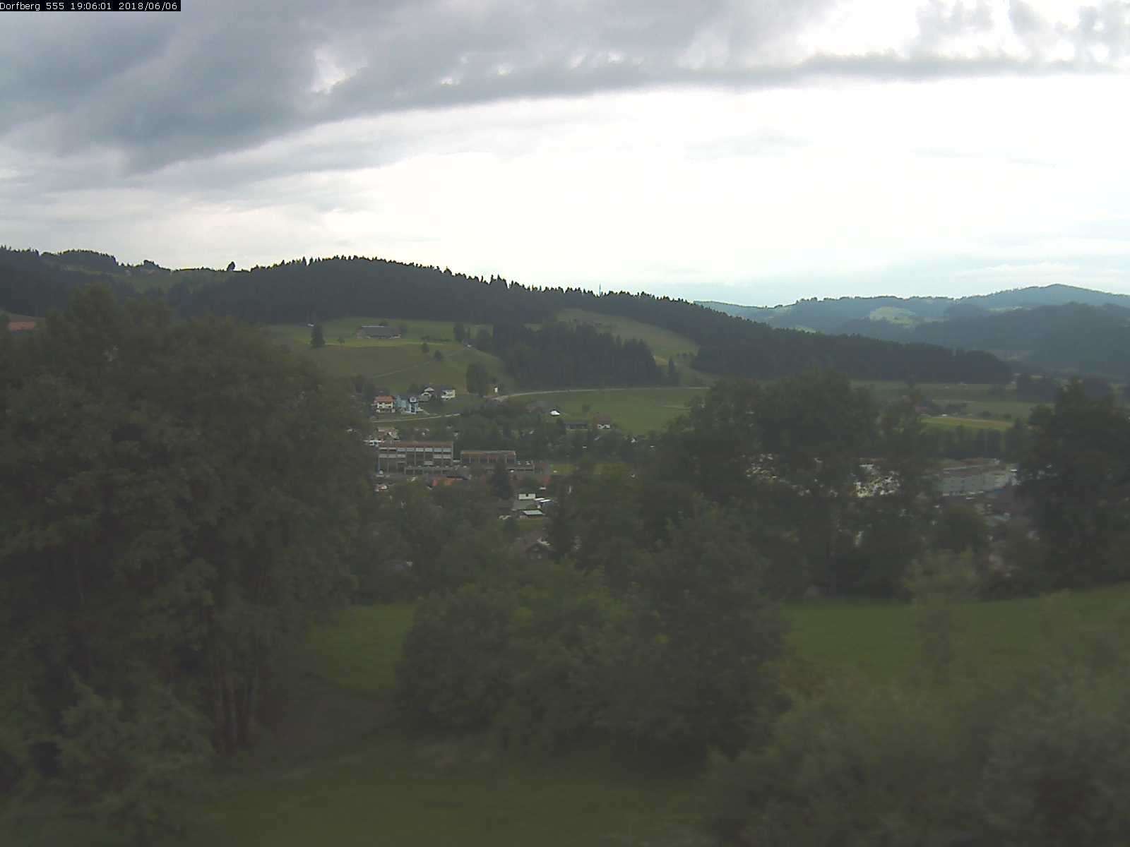 Webcam-Bild: Aussicht vom Dorfberg in Langnau 20180606-190601