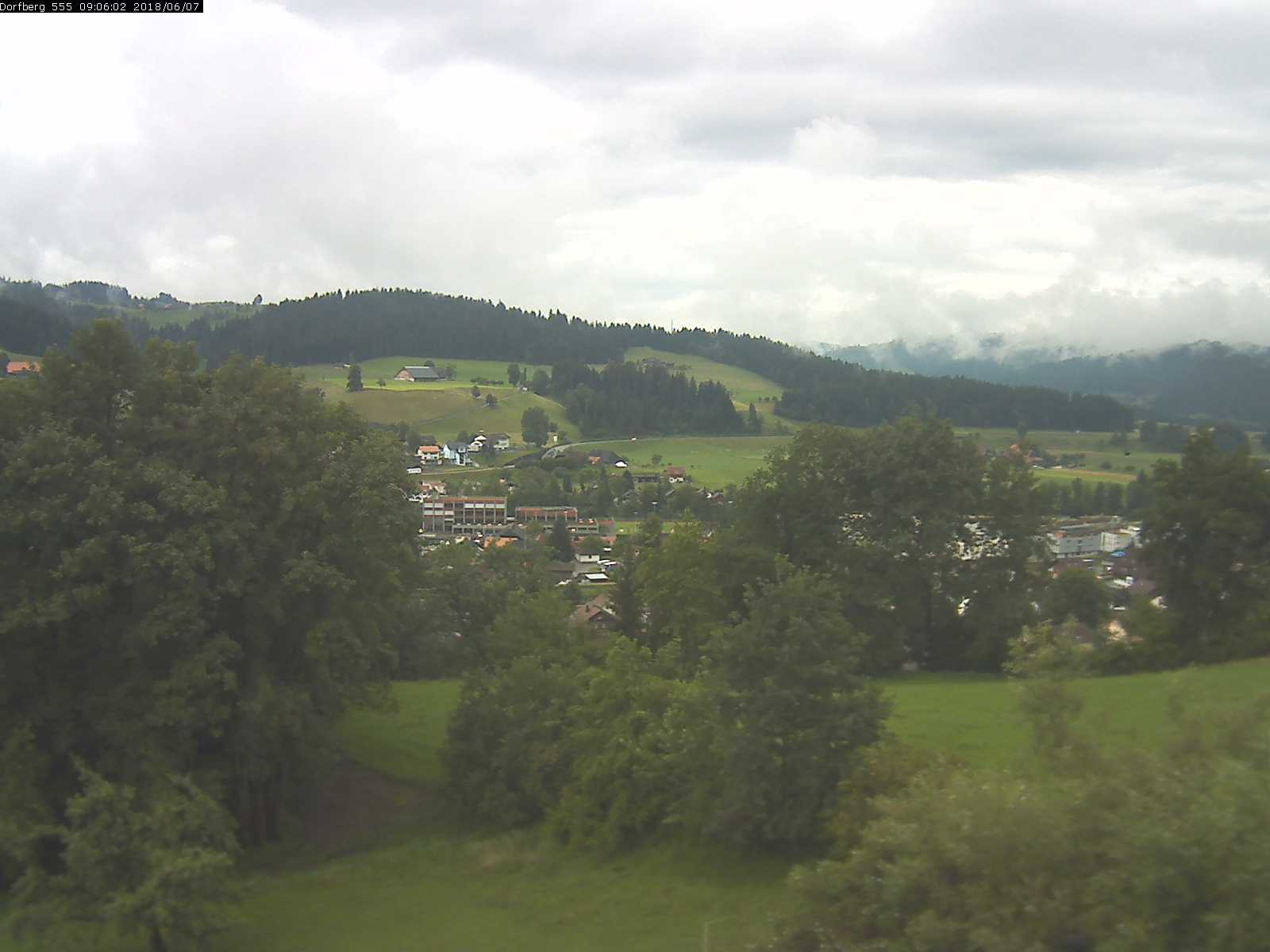 Webcam-Bild: Aussicht vom Dorfberg in Langnau 20180607-090601