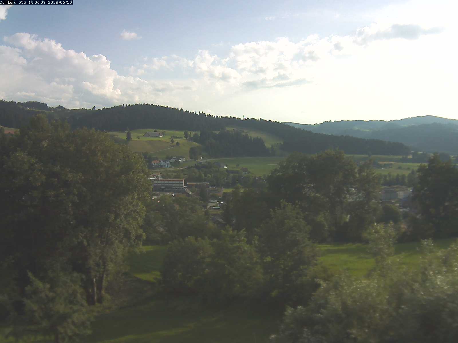 Webcam-Bild: Aussicht vom Dorfberg in Langnau 20180610-190602