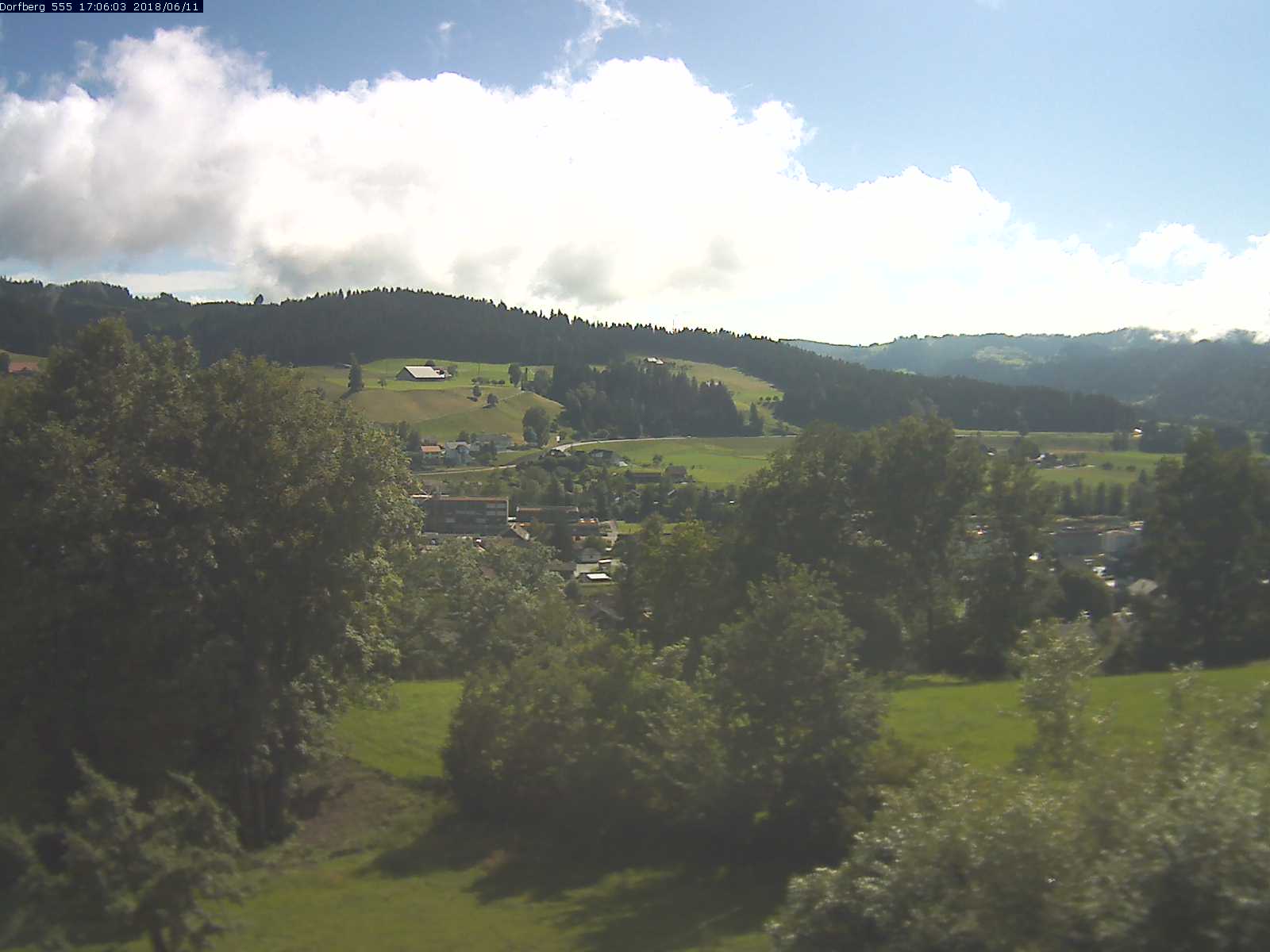 Webcam-Bild: Aussicht vom Dorfberg in Langnau 20180611-170601