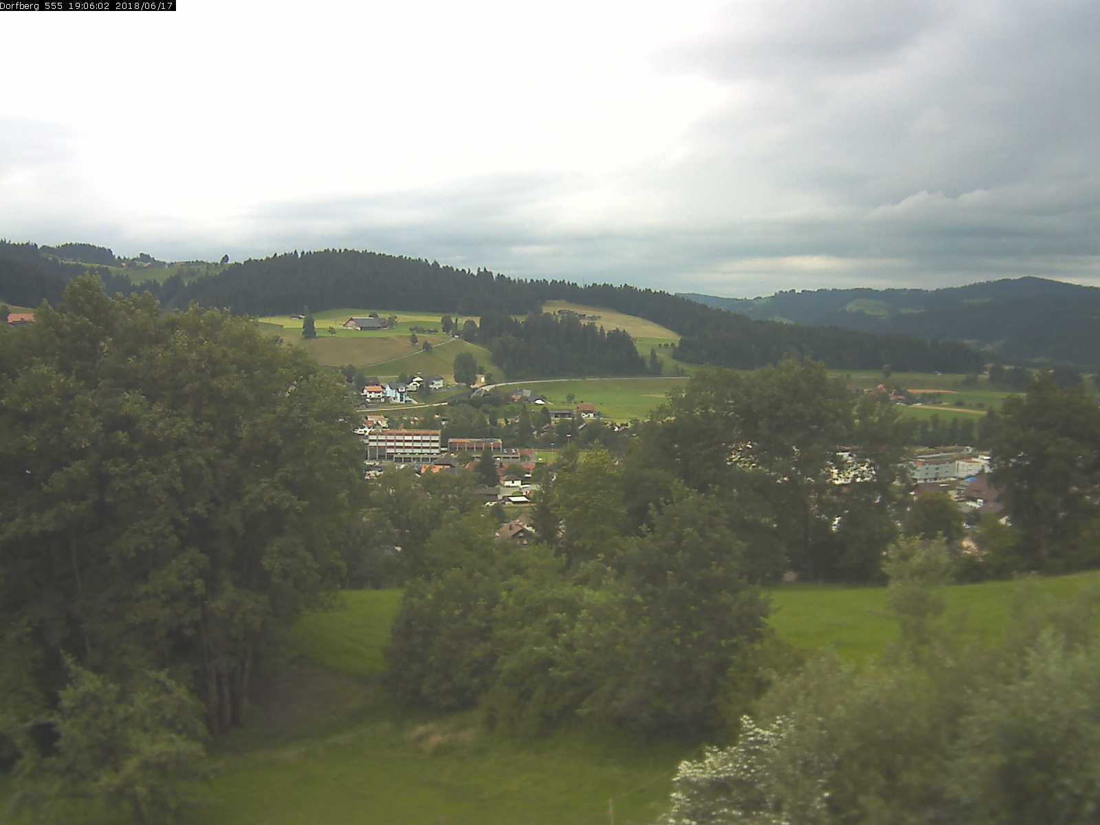 Webcam-Bild: Aussicht vom Dorfberg in Langnau 20180617-190601