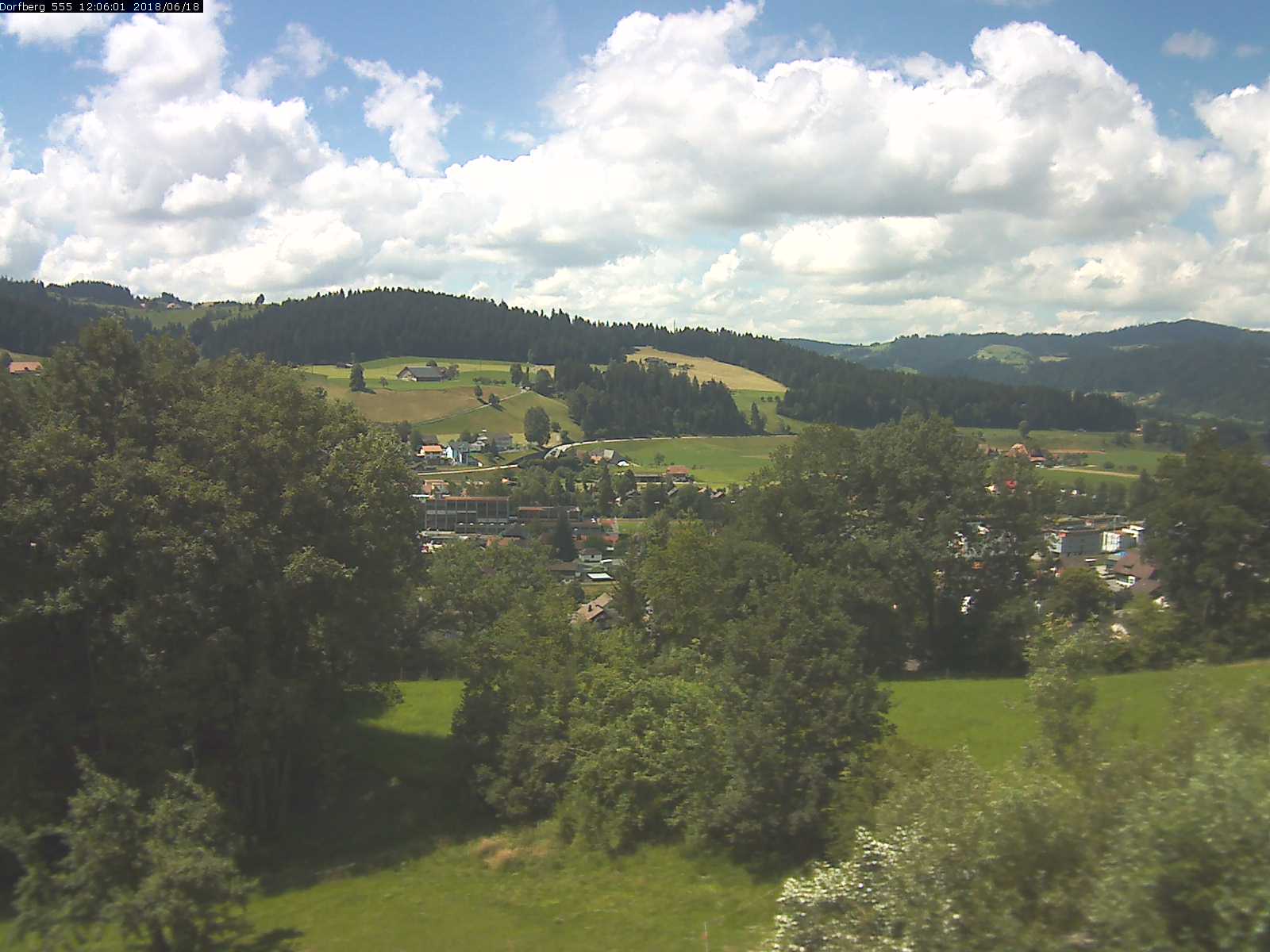 Webcam-Bild: Aussicht vom Dorfberg in Langnau 20180618-120601