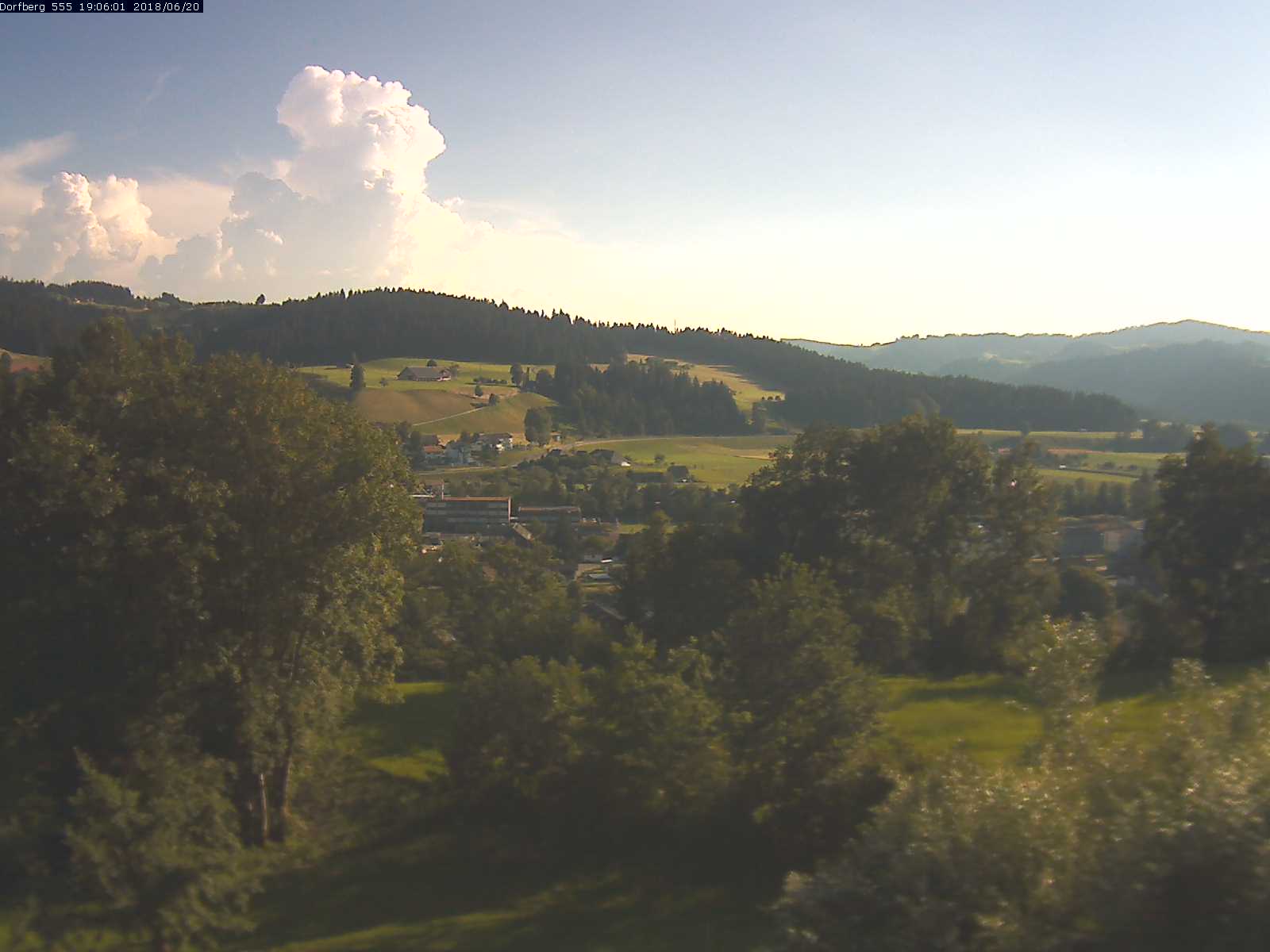 Webcam-Bild: Aussicht vom Dorfberg in Langnau 20180620-190601