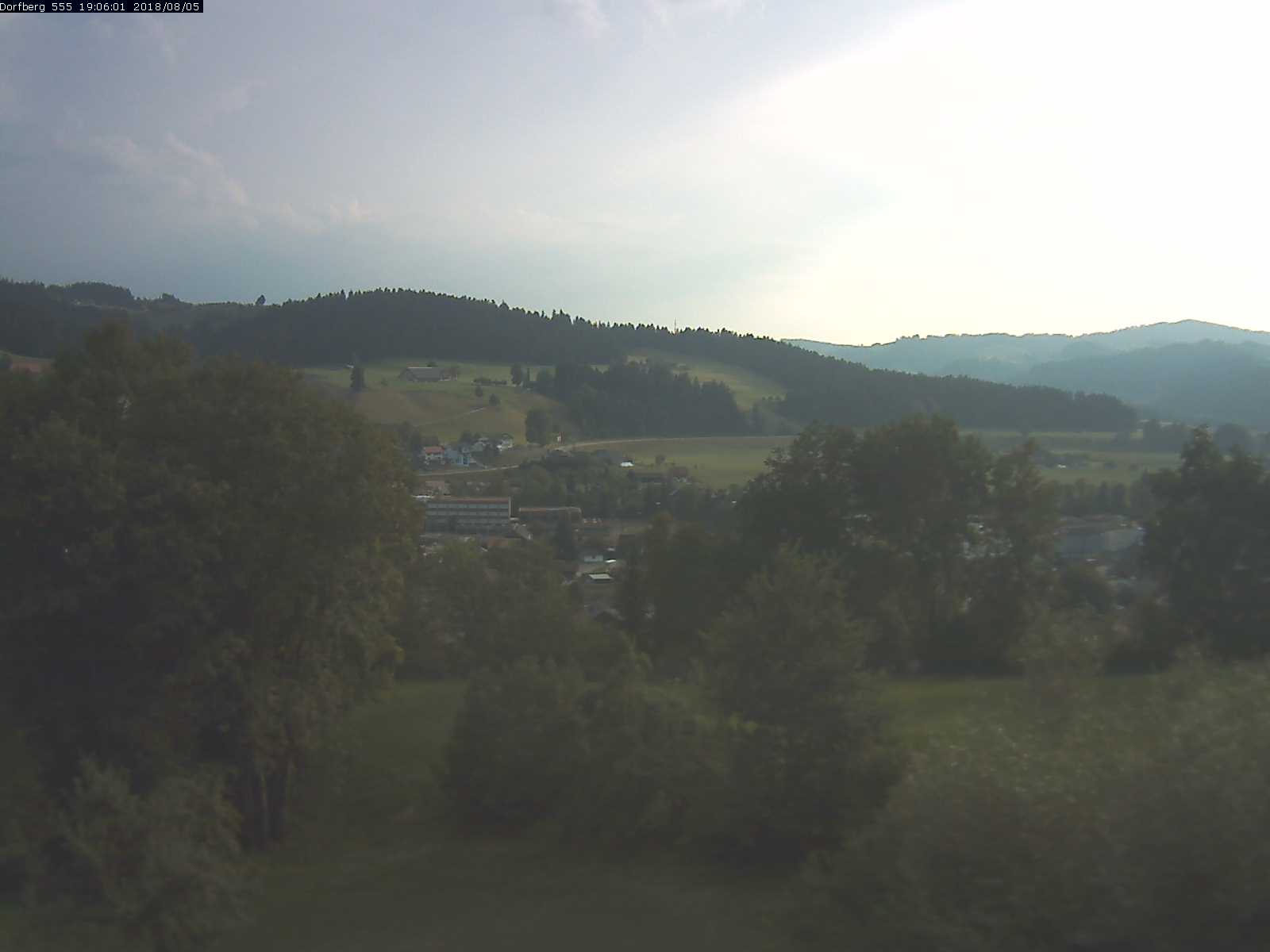 Webcam-Bild: Aussicht vom Dorfberg in Langnau 20180805-190601