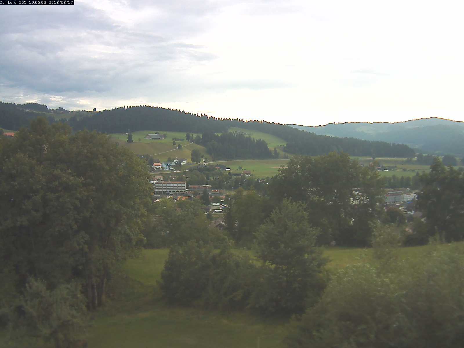 Webcam-Bild: Aussicht vom Dorfberg in Langnau 20180817-190601