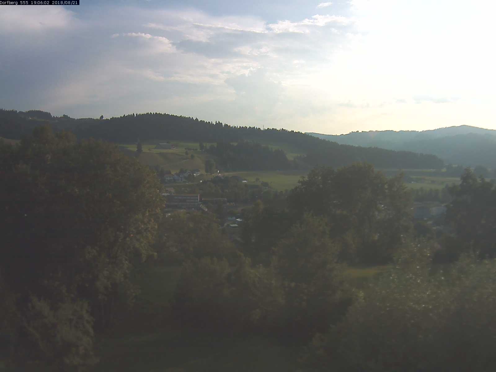 Webcam-Bild: Aussicht vom Dorfberg in Langnau 20180821-190601