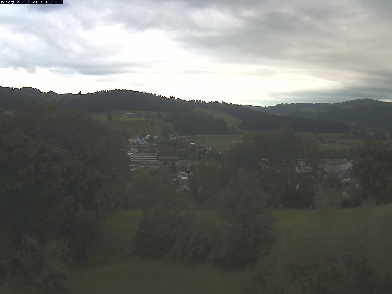 Webcam-Bild: Aussicht vom Dorfberg in Langnau 20180825-190601