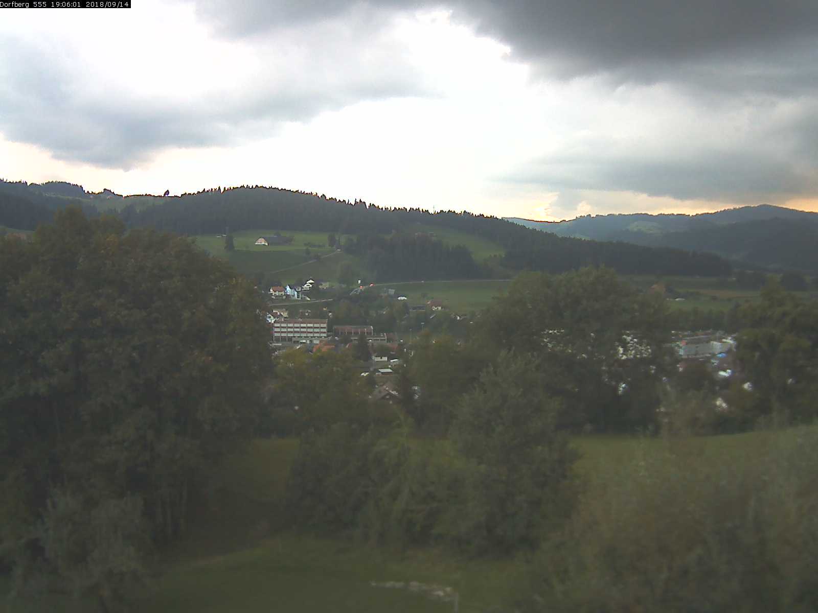 Webcam-Bild: Aussicht vom Dorfberg in Langnau 20180914-190601
