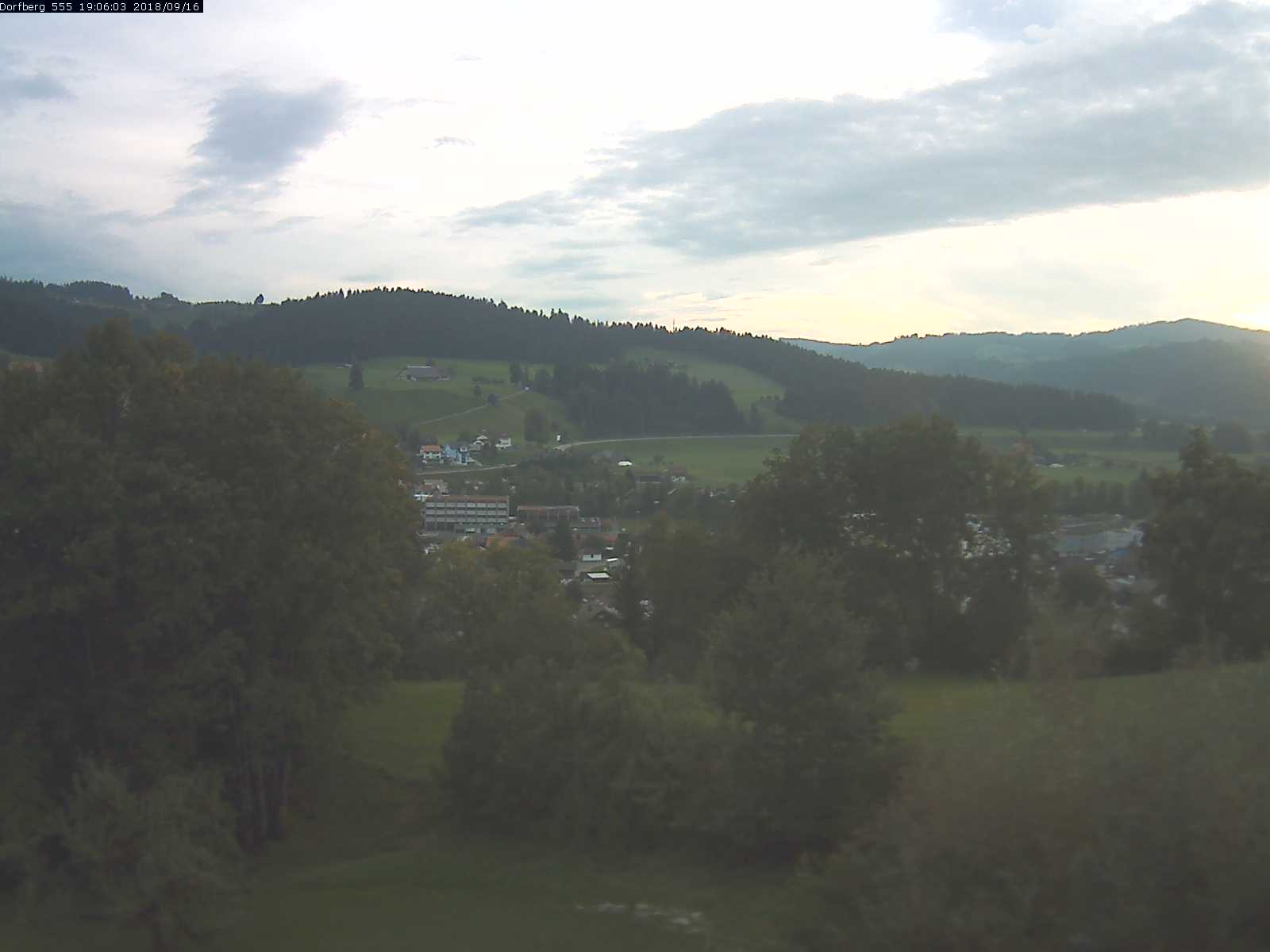 Webcam-Bild: Aussicht vom Dorfberg in Langnau 20180916-190601