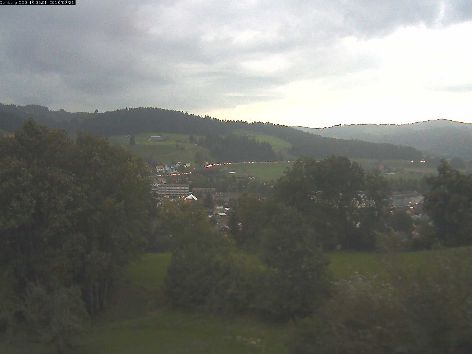 Webcam-Bild: Aussicht vom Dorfberg in Langnau 20180921-190601