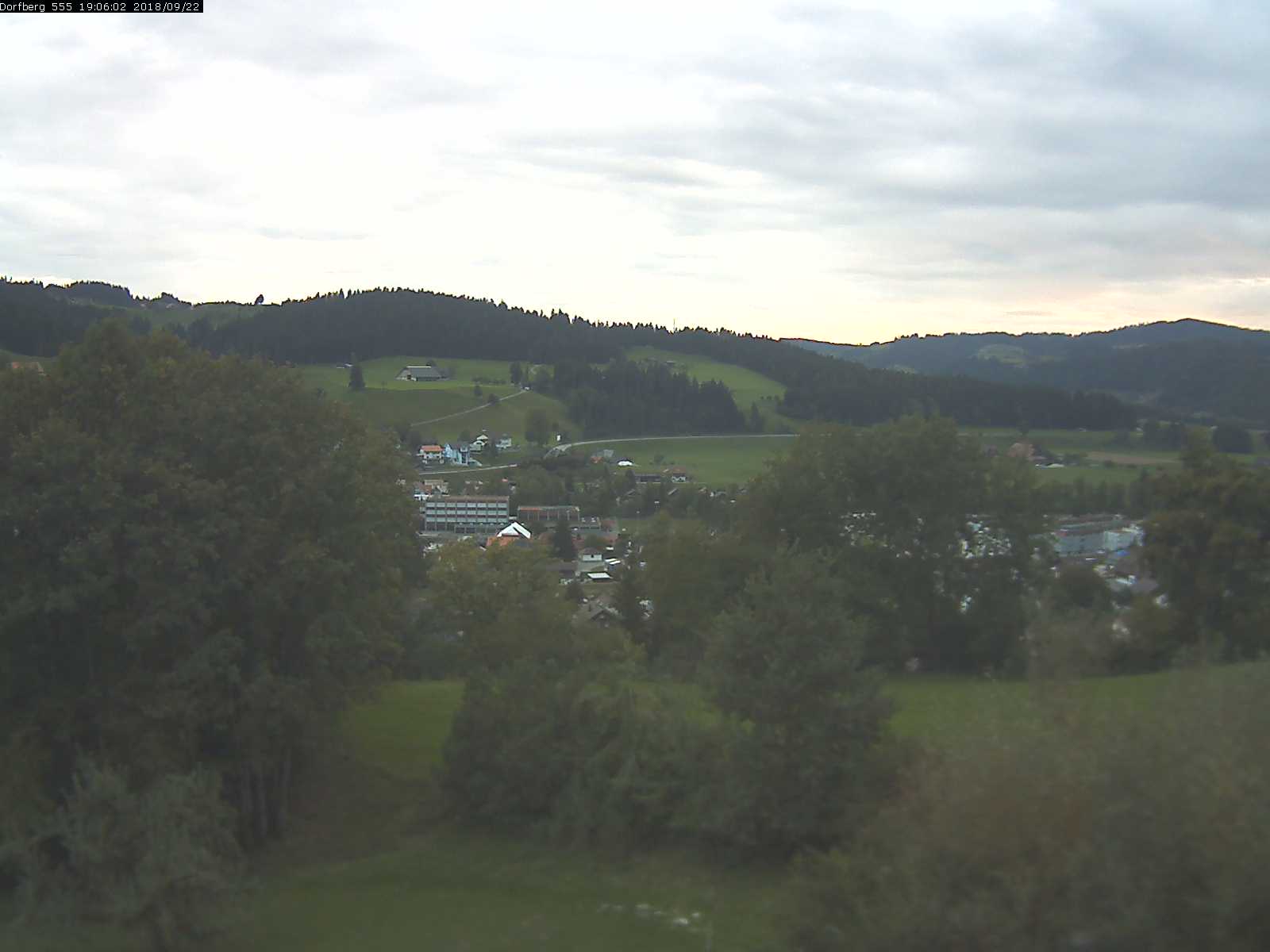 Webcam-Bild: Aussicht vom Dorfberg in Langnau 20180922-190601