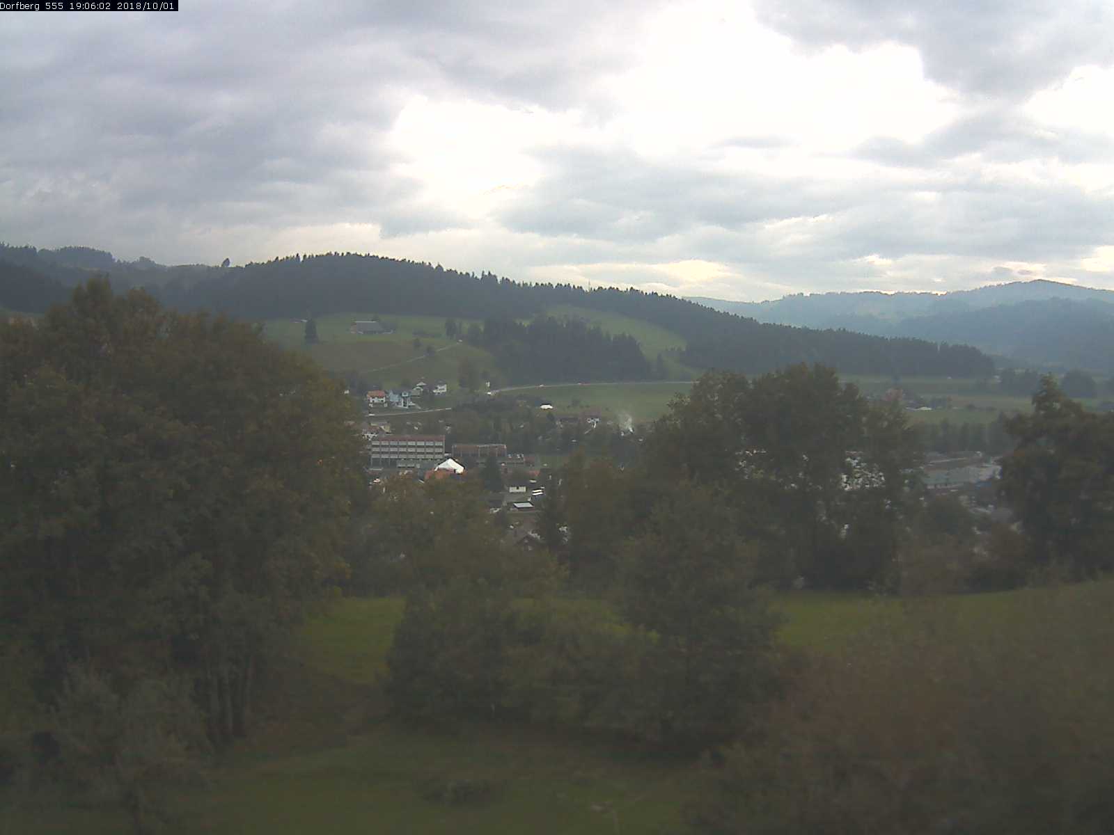 Webcam-Bild: Aussicht vom Dorfberg in Langnau 20181001-190601