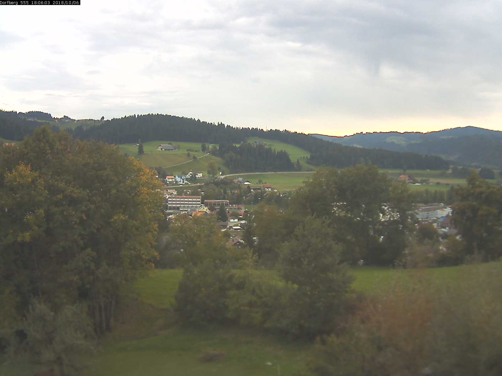 Webcam-Bild: Aussicht vom Dorfberg in Langnau 20181006-180602