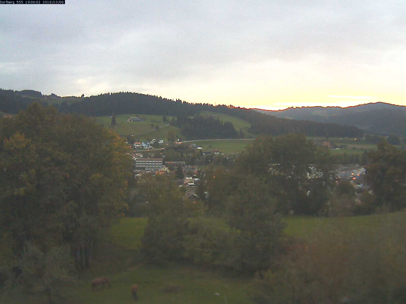 Webcam-Bild: Aussicht vom Dorfberg in Langnau 20181006-190601