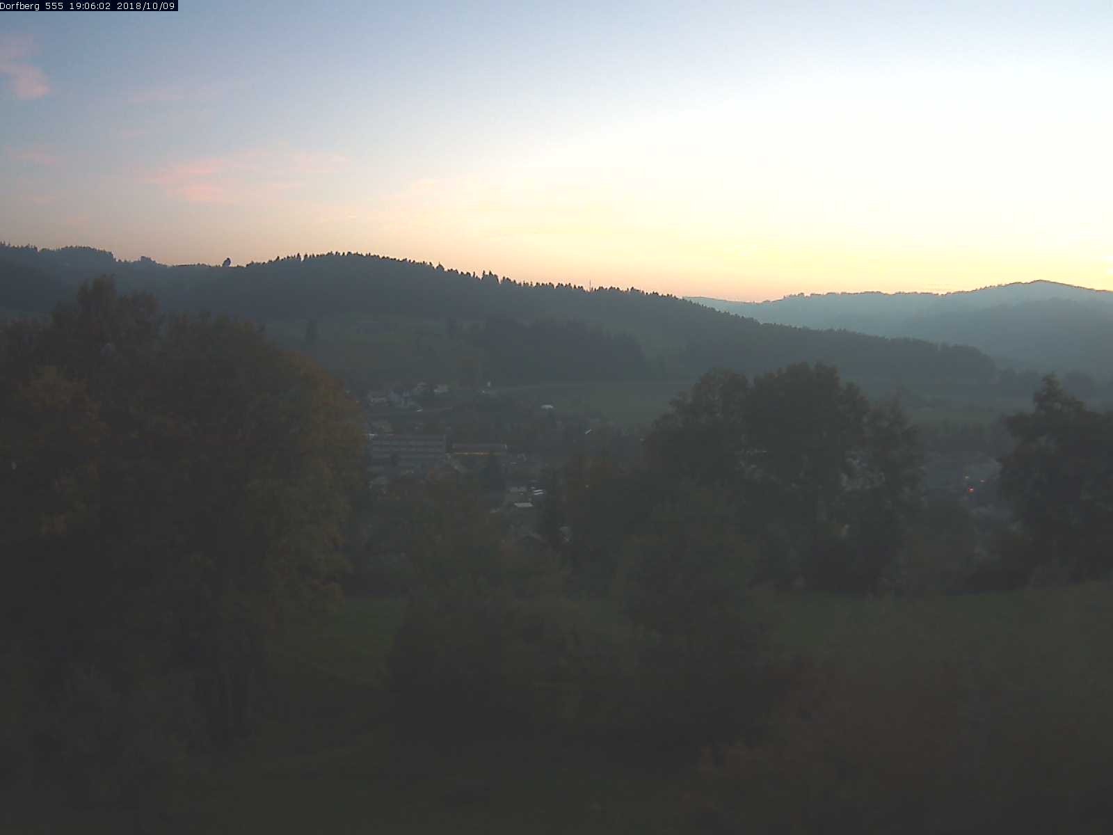 Webcam-Bild: Aussicht vom Dorfberg in Langnau 20181009-190601