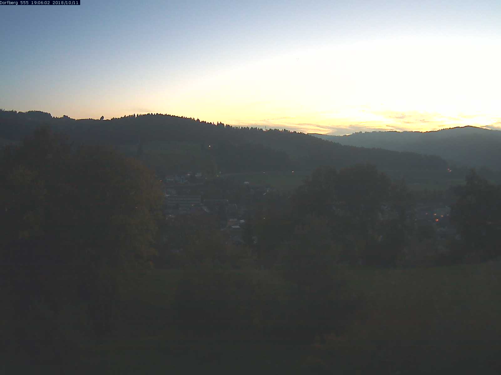 Webcam-Bild: Aussicht vom Dorfberg in Langnau 20181011-190601