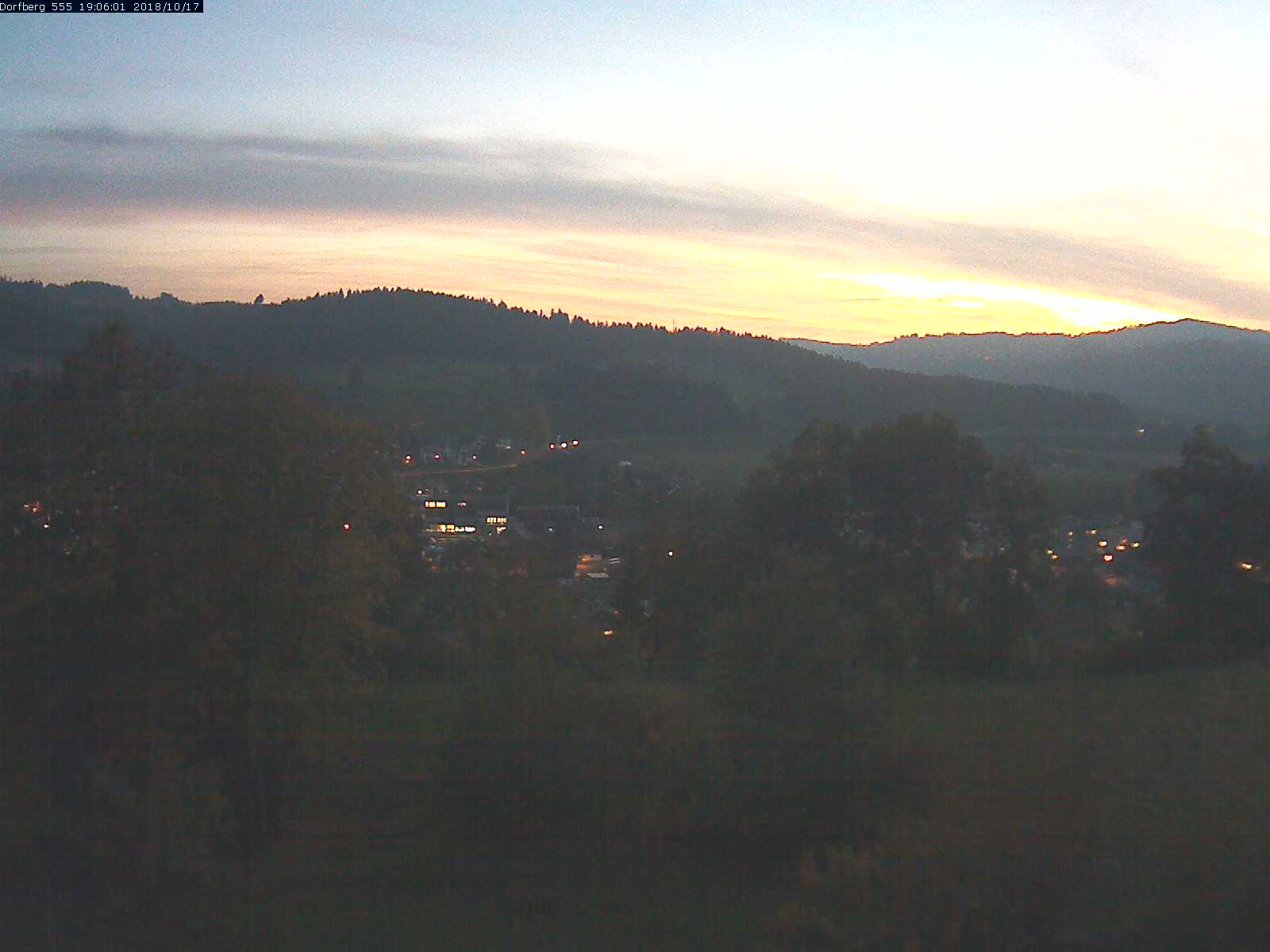 Webcam-Bild: Aussicht vom Dorfberg in Langnau 20181017-190601