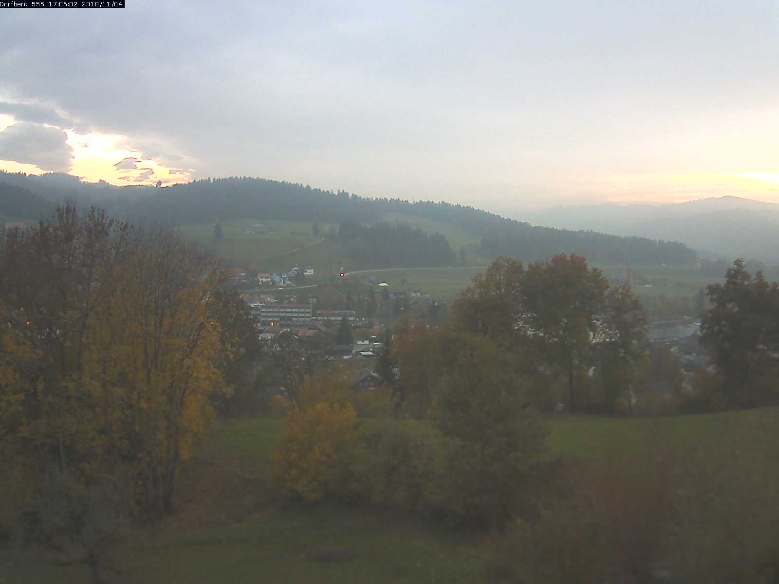 Webcam-Bild: Aussicht vom Dorfberg in Langnau 20181104-170601