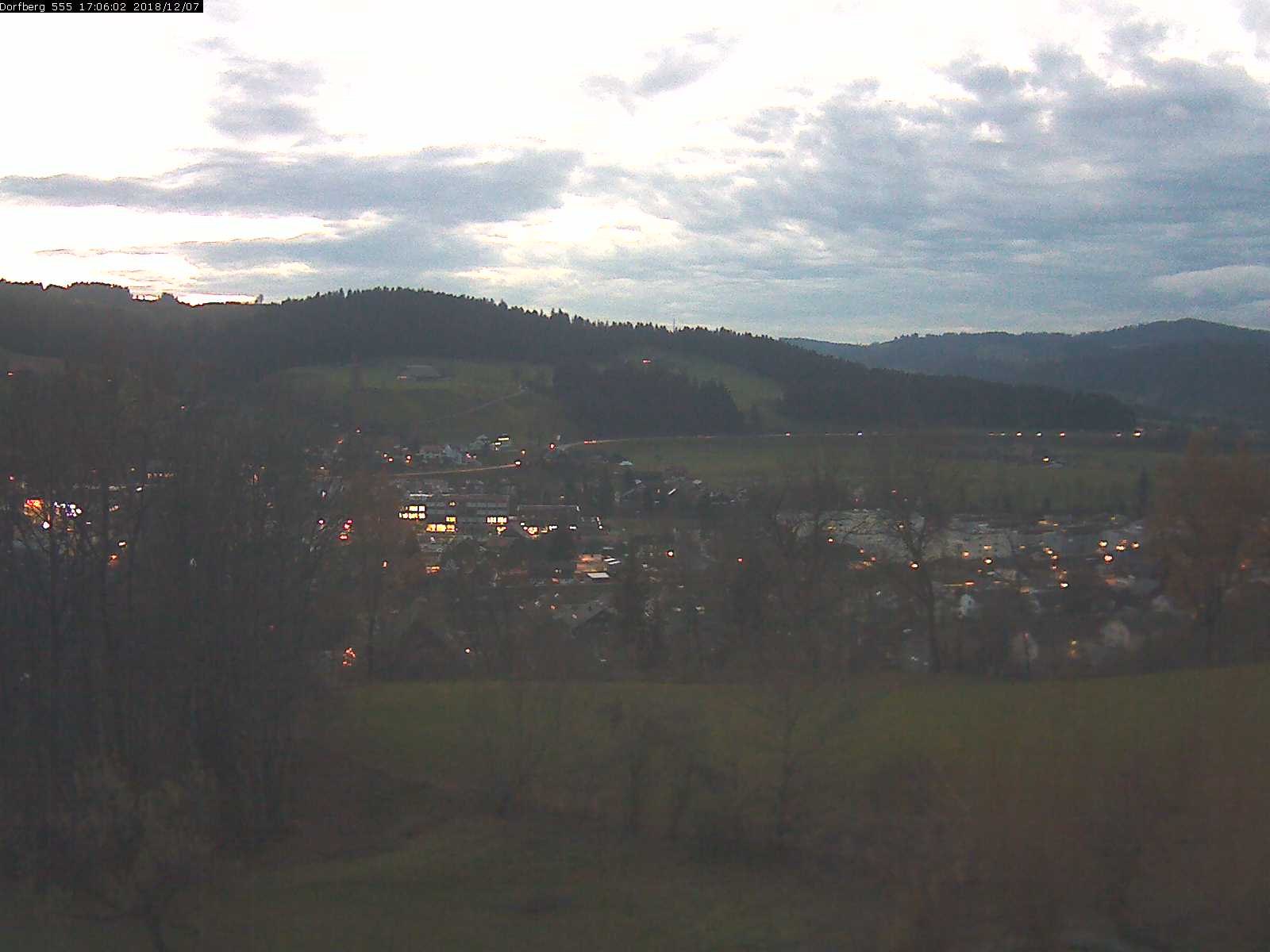 Webcam-Bild: Aussicht vom Dorfberg in Langnau 20181207-170601