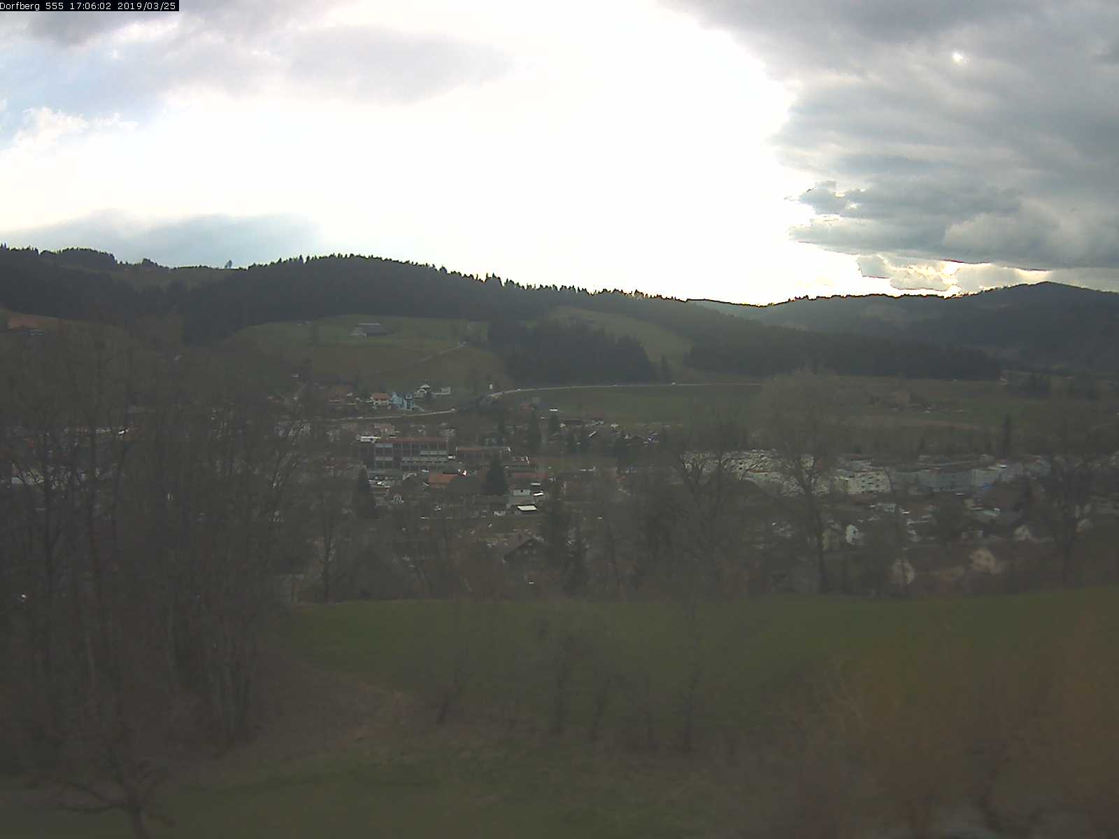 Webcam-Bild: Aussicht vom Dorfberg in Langnau 20190325-170601