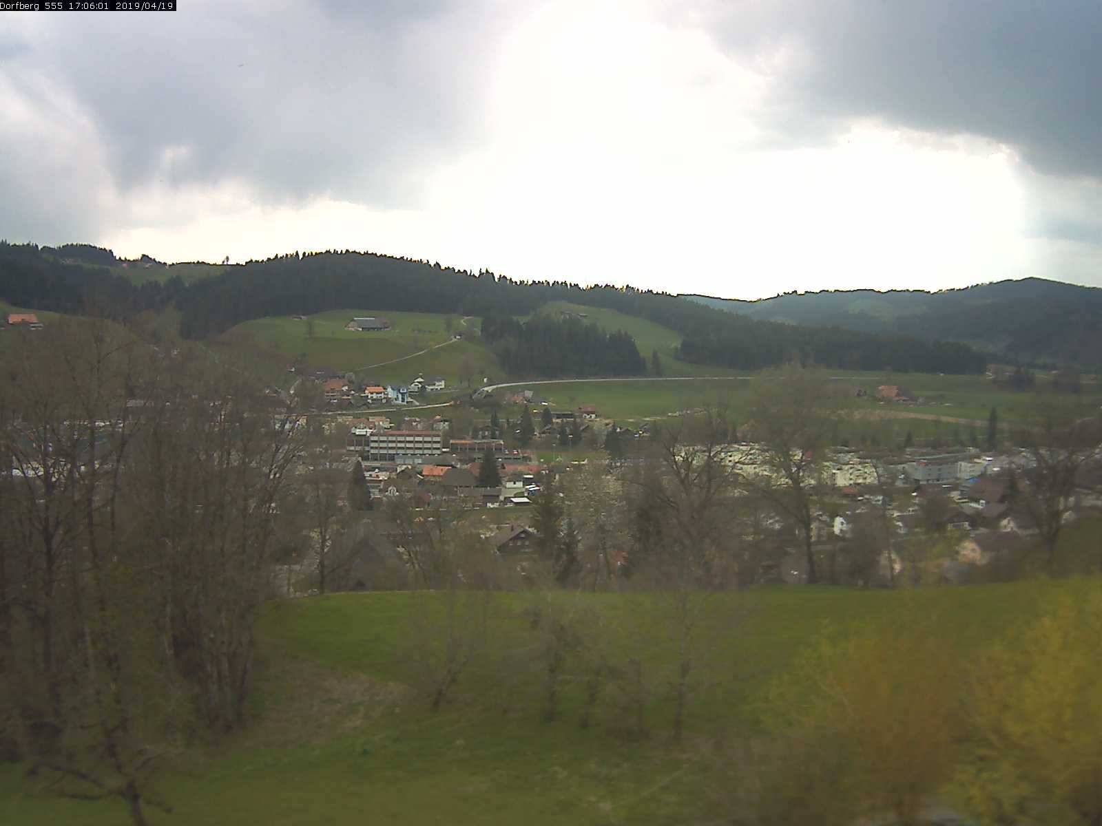 Webcam-Bild: Aussicht vom Dorfberg in Langnau 20190419-170601