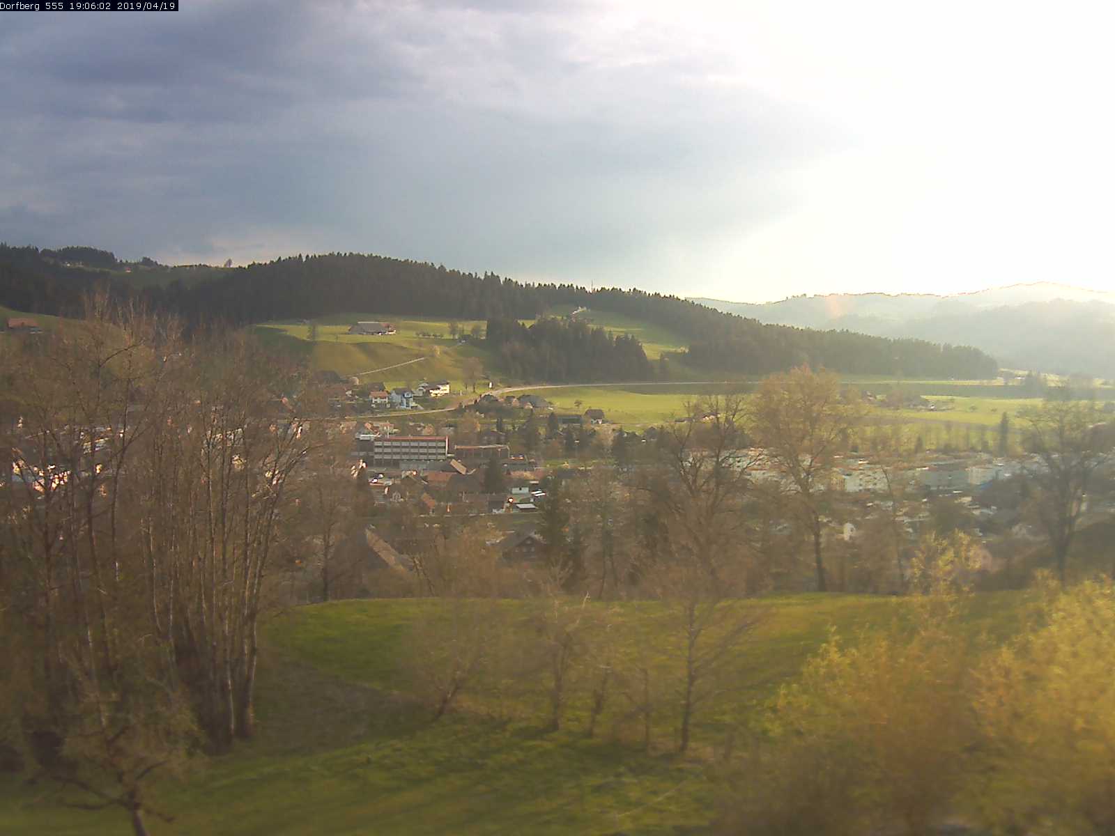 Webcam-Bild: Aussicht vom Dorfberg in Langnau 20190419-190601