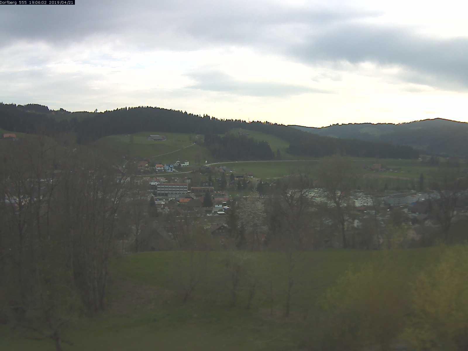 Webcam-Bild: Aussicht vom Dorfberg in Langnau 20190421-190601