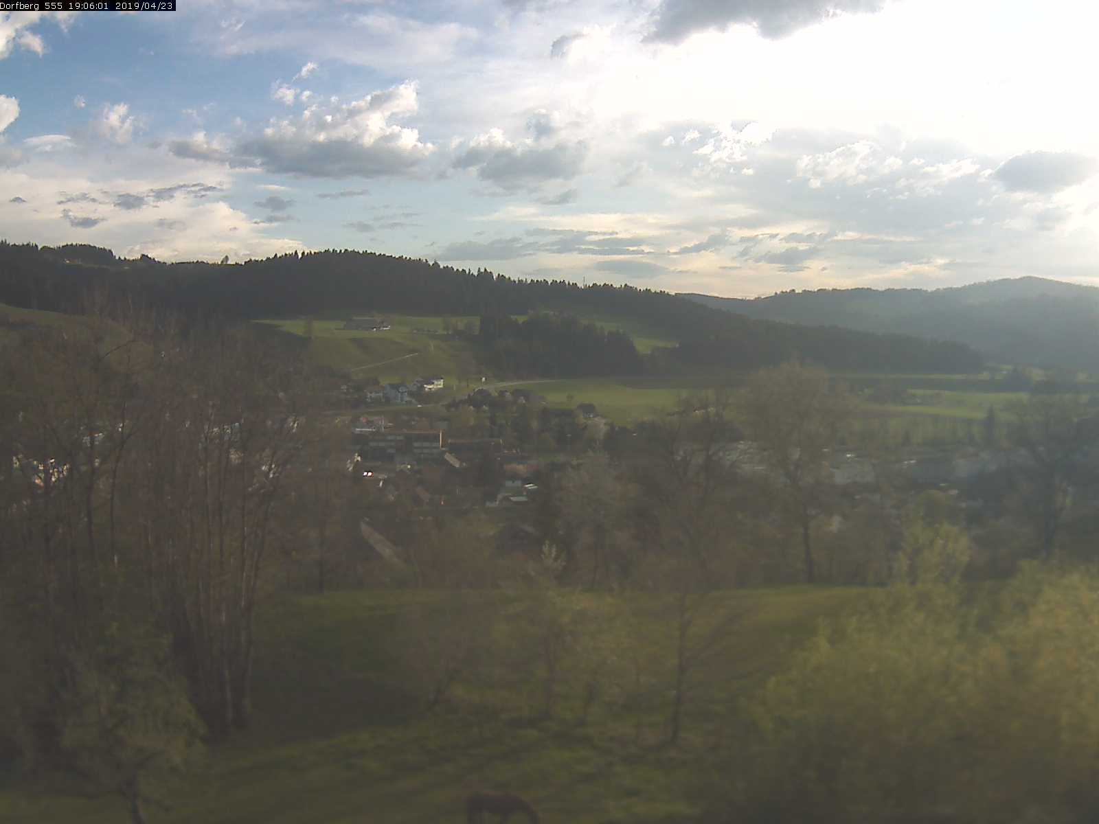 Webcam-Bild: Aussicht vom Dorfberg in Langnau 20190423-190601