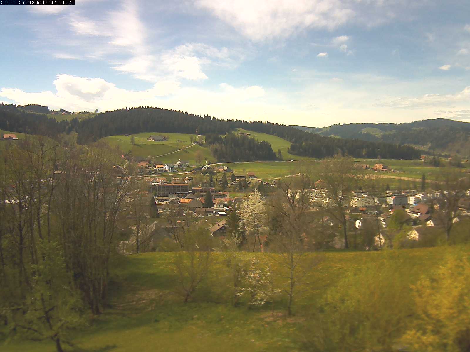 Webcam-Bild: Aussicht vom Dorfberg in Langnau 20190424-120601
