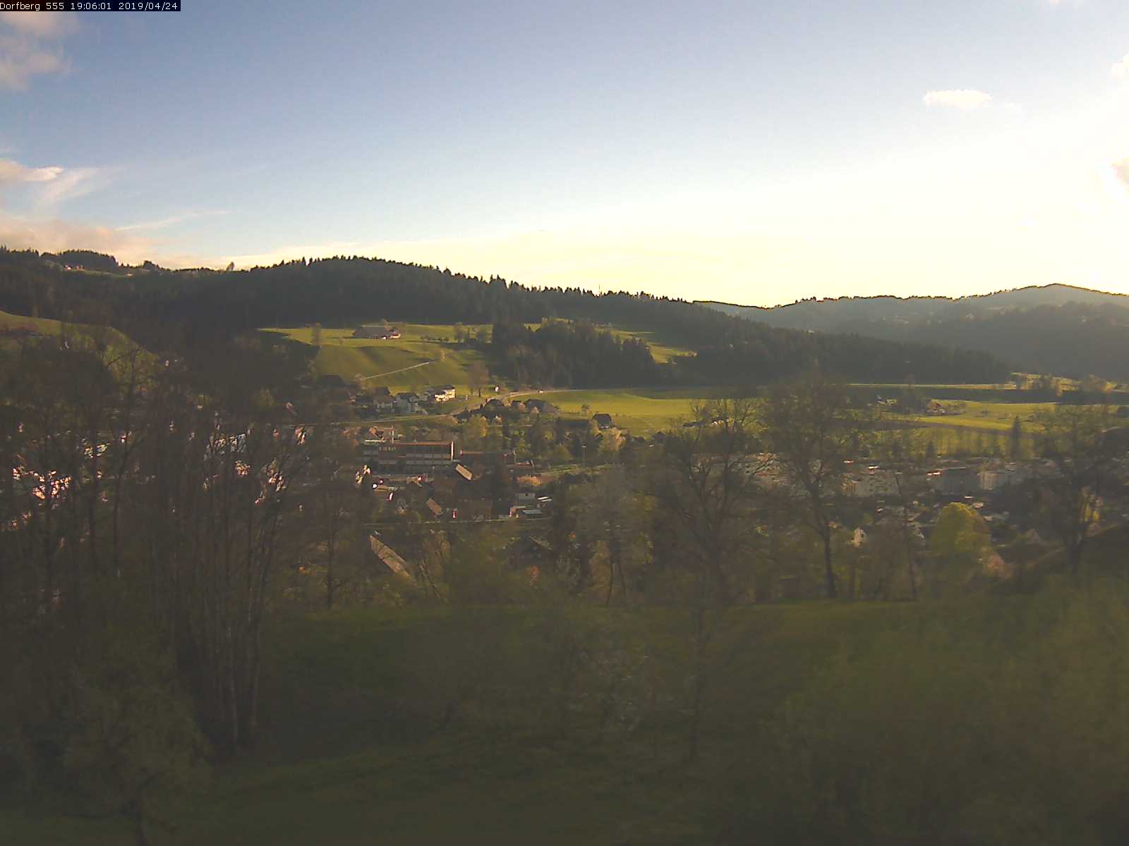 Webcam-Bild: Aussicht vom Dorfberg in Langnau 20190424-190601