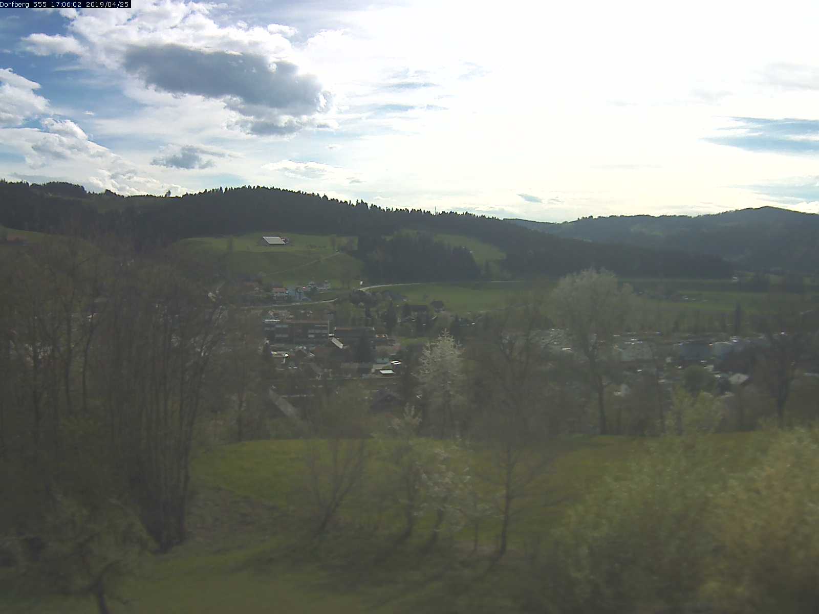 Webcam-Bild: Aussicht vom Dorfberg in Langnau 20190425-170601