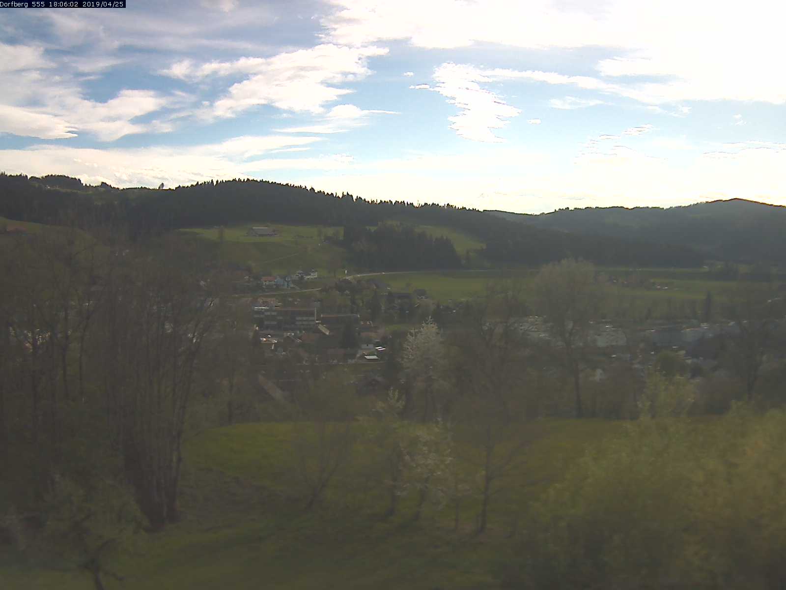 Webcam-Bild: Aussicht vom Dorfberg in Langnau 20190425-180601