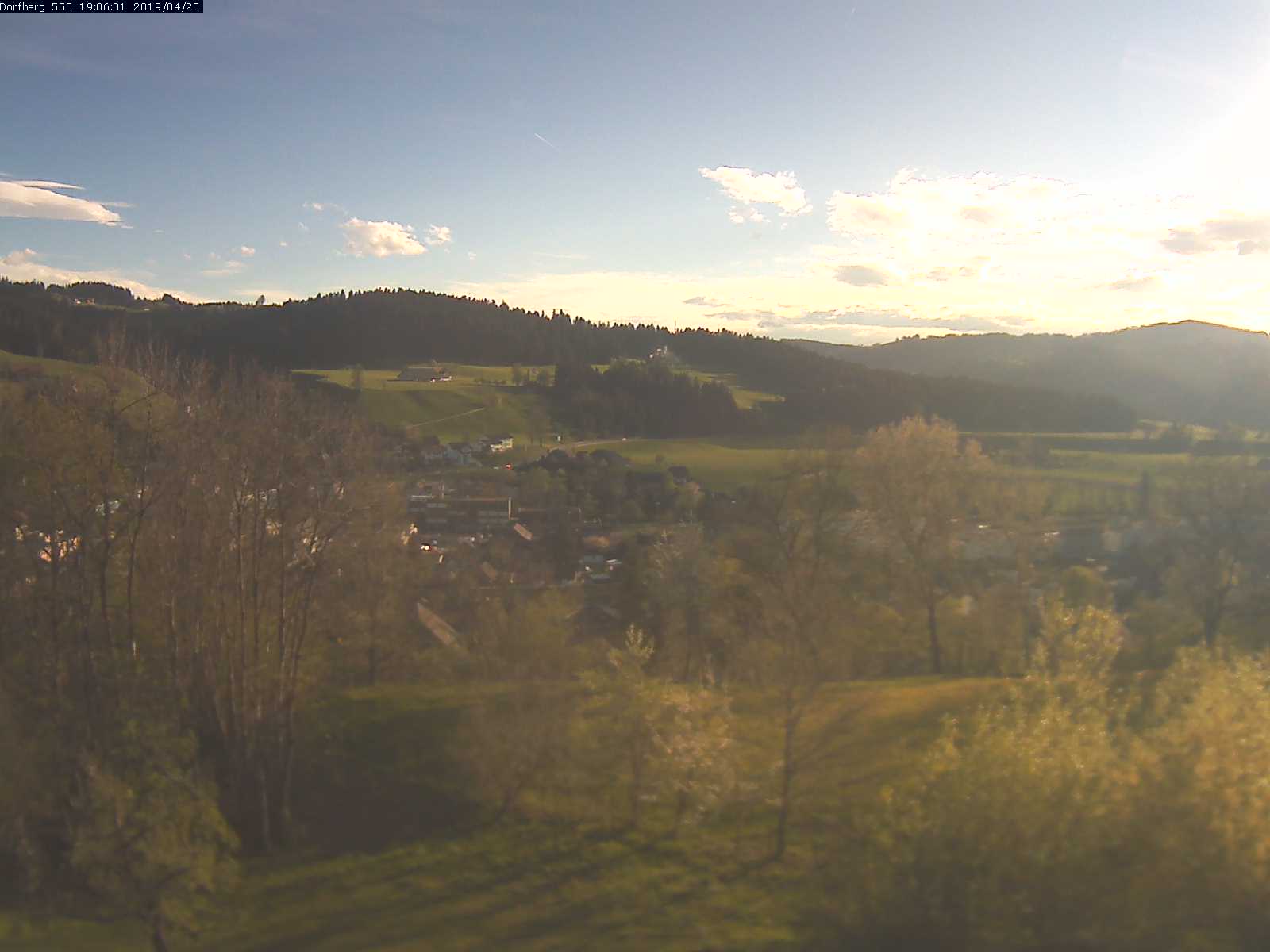 Webcam-Bild: Aussicht vom Dorfberg in Langnau 20190425-190601