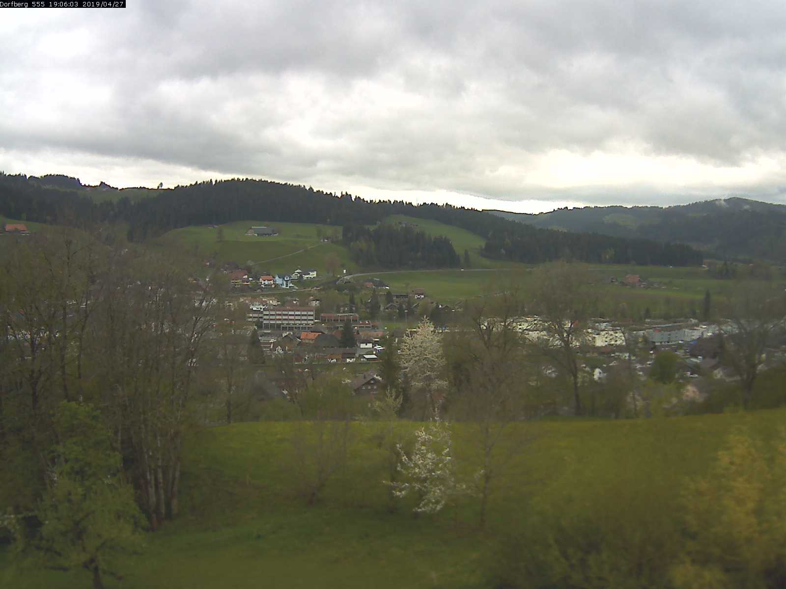 Webcam-Bild: Aussicht vom Dorfberg in Langnau 20190427-190601
