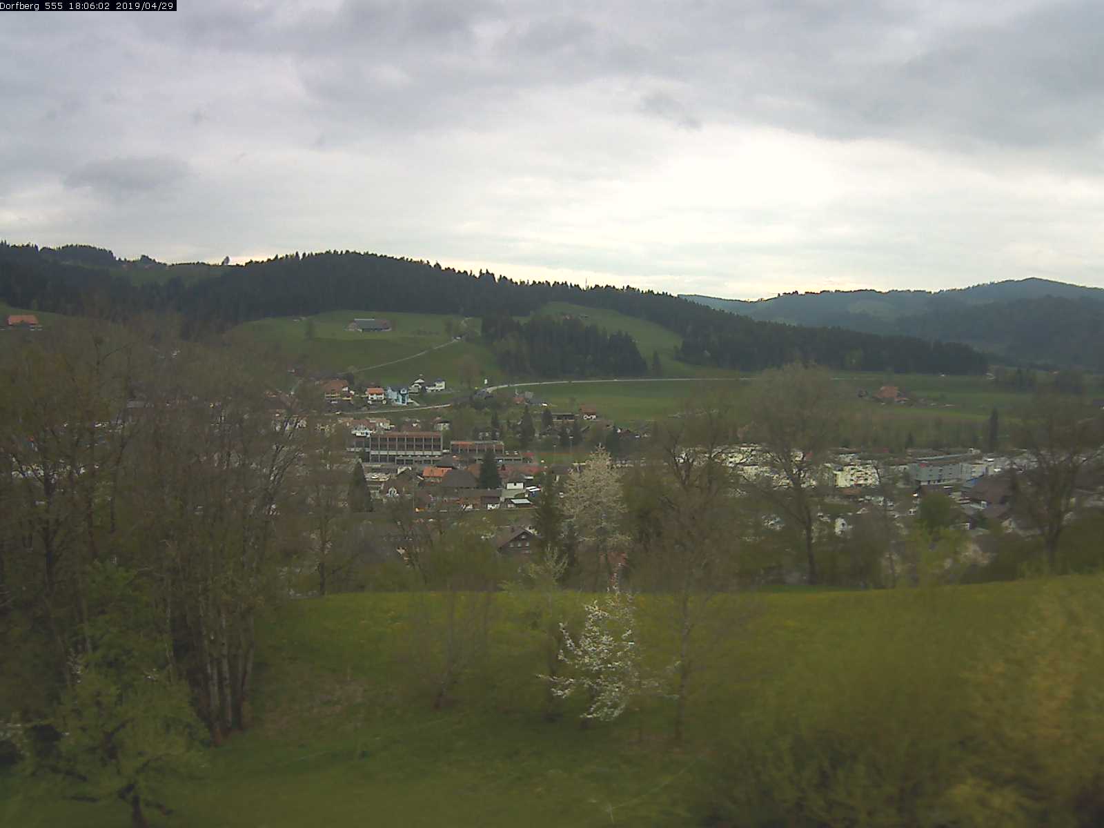 Webcam-Bild: Aussicht vom Dorfberg in Langnau 20190429-180601