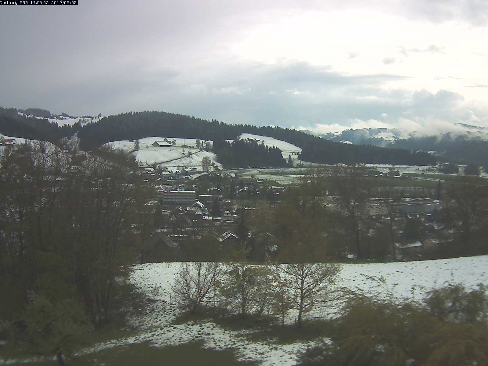 Webcam-Bild: Aussicht vom Dorfberg in Langnau 20190505-170601