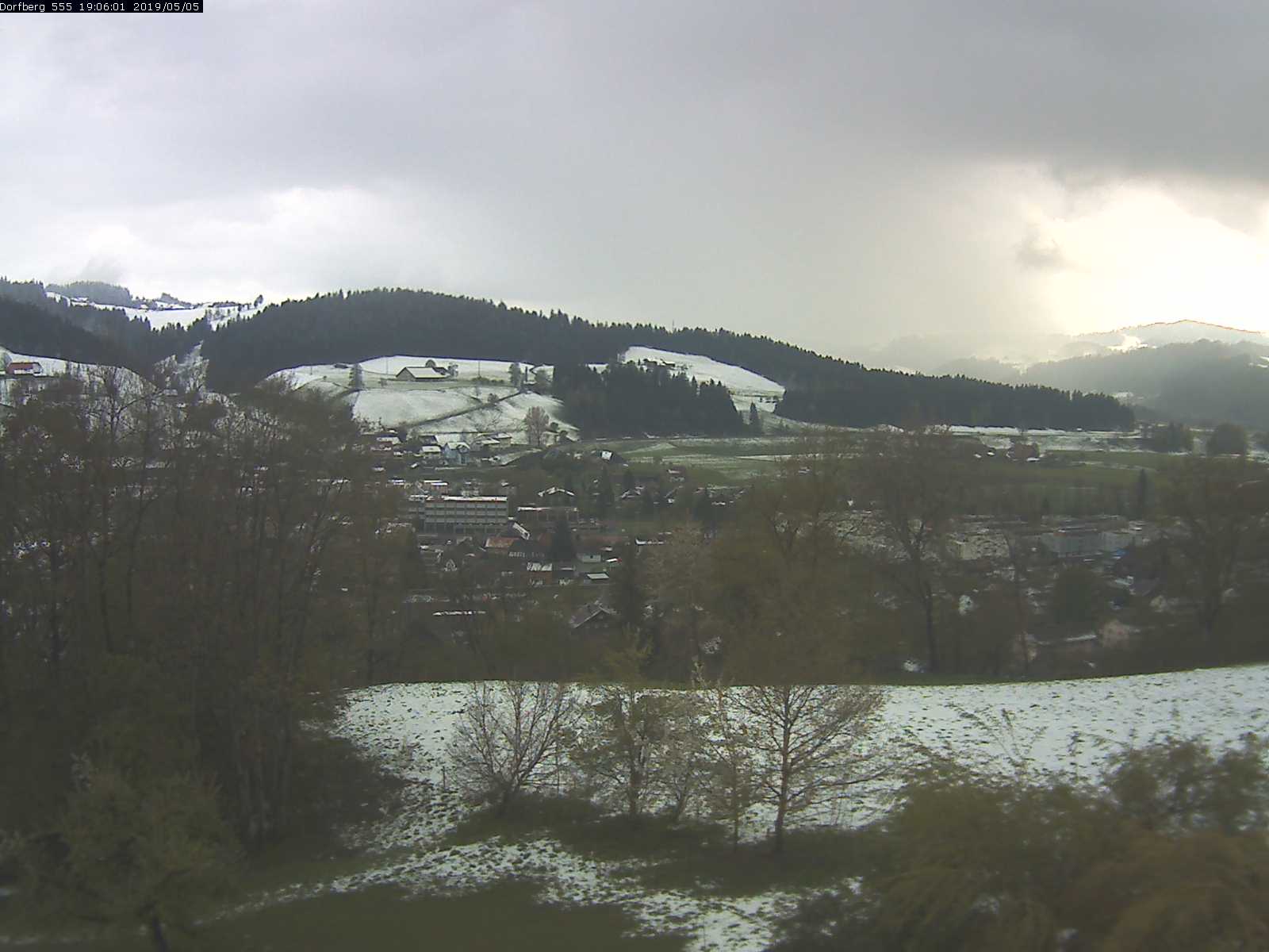 Webcam-Bild: Aussicht vom Dorfberg in Langnau 20190505-190601
