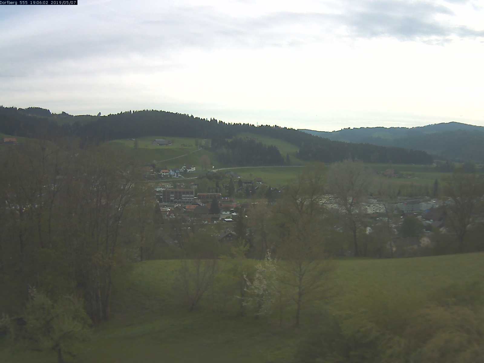 Webcam-Bild: Aussicht vom Dorfberg in Langnau 20190507-190601