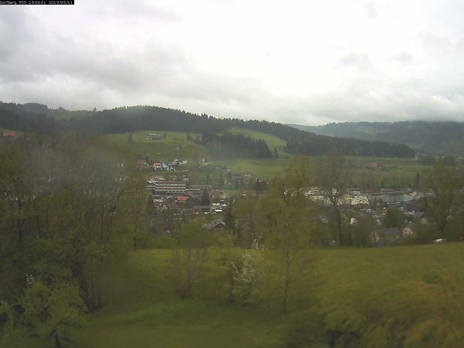 Webcam-Bild: Aussicht vom Dorfberg in Langnau 20190511-190601