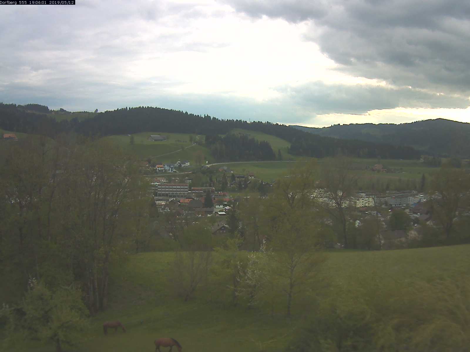 Webcam-Bild: Aussicht vom Dorfberg in Langnau 20190512-190601