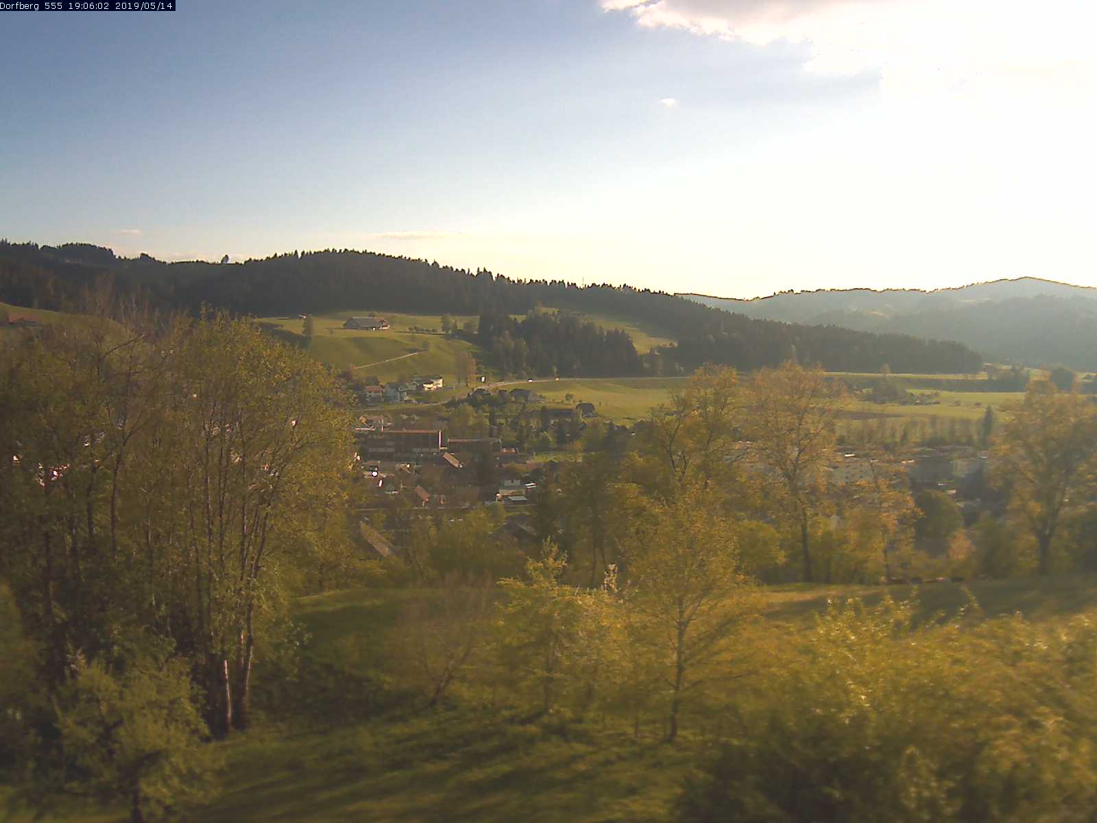 Webcam-Bild: Aussicht vom Dorfberg in Langnau 20190514-190601