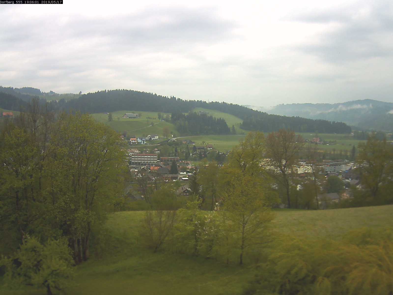 Webcam-Bild: Aussicht vom Dorfberg in Langnau 20190517-190601