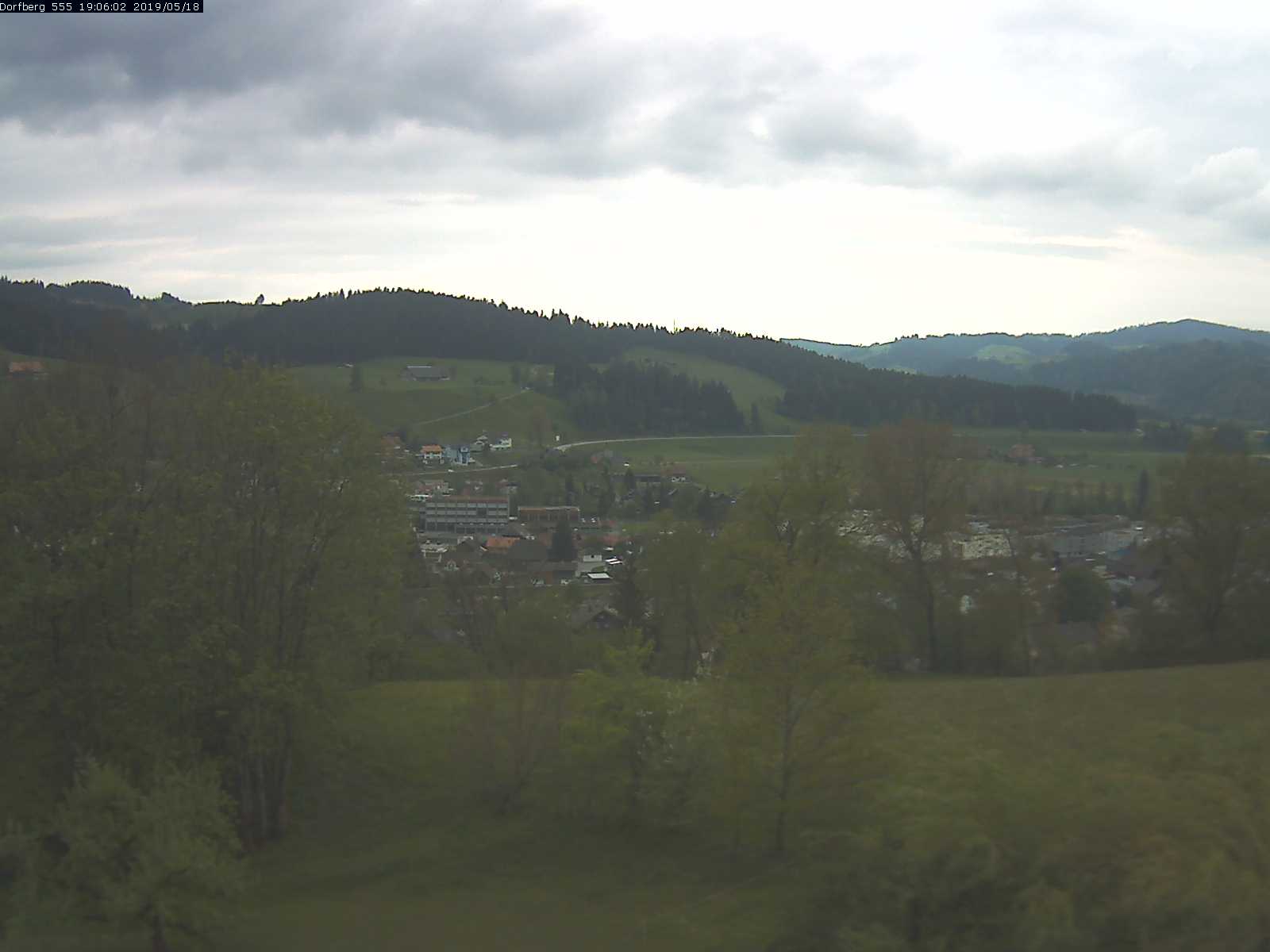 Webcam-Bild: Aussicht vom Dorfberg in Langnau 20190518-190601