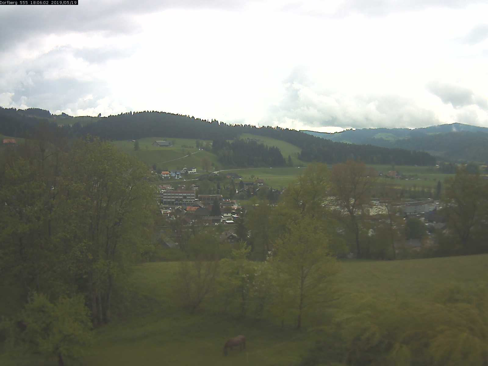 Webcam-Bild: Aussicht vom Dorfberg in Langnau 20190519-180601