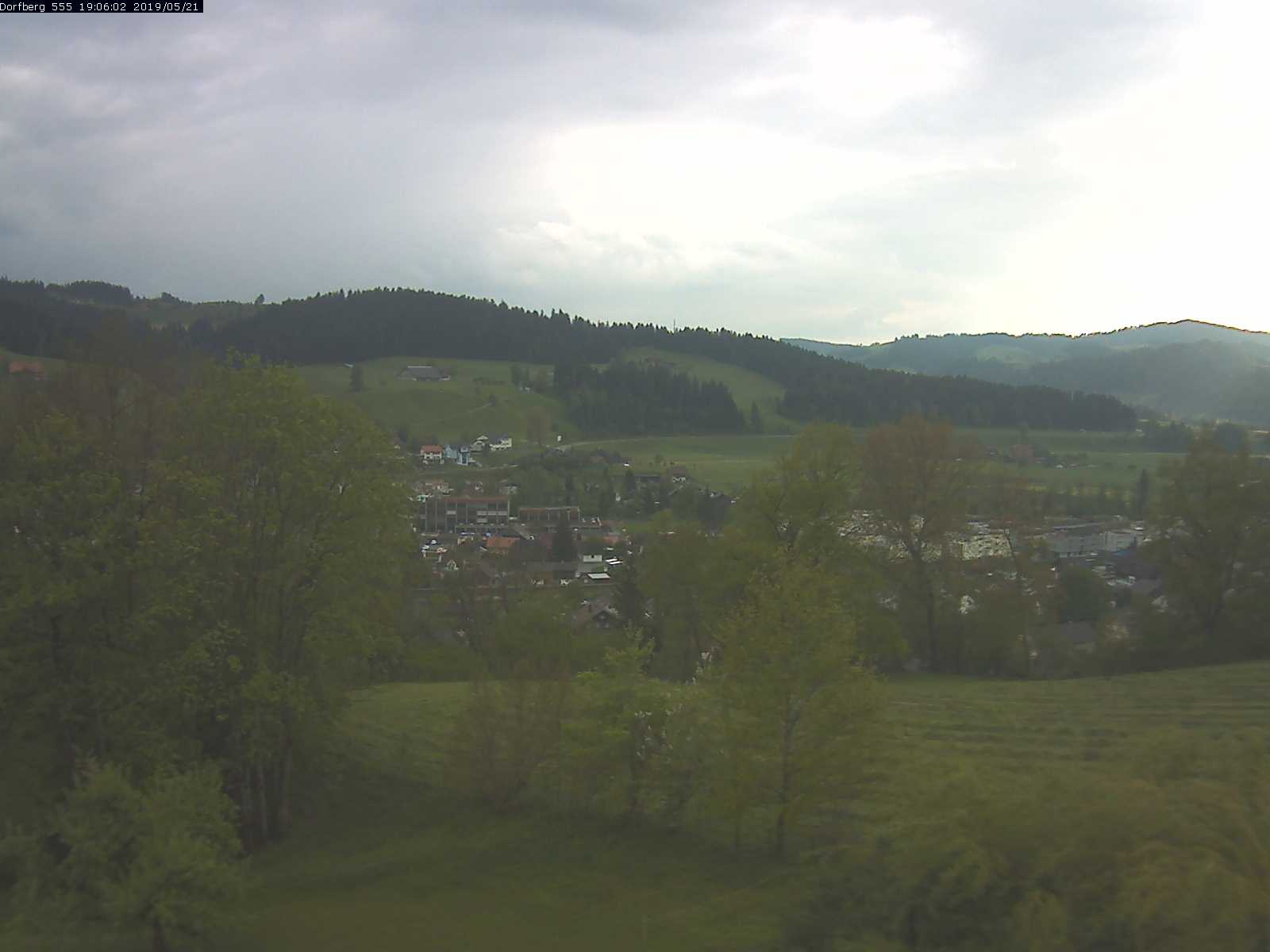 Webcam-Bild: Aussicht vom Dorfberg in Langnau 20190521-190601