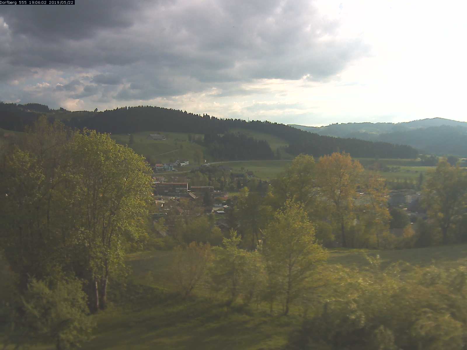 Webcam-Bild: Aussicht vom Dorfberg in Langnau 20190522-190602