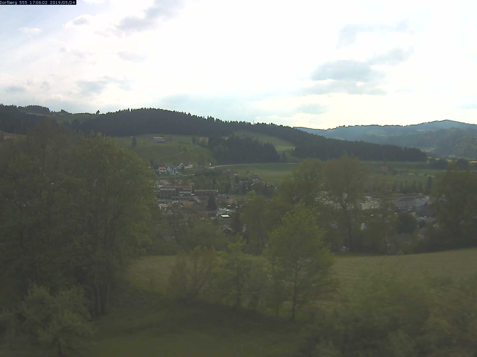 Webcam-Bild: Aussicht vom Dorfberg in Langnau 20190524-170601