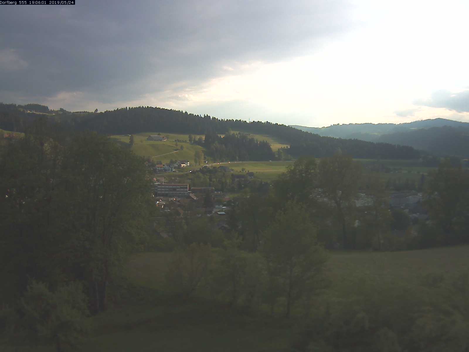 Webcam-Bild: Aussicht vom Dorfberg in Langnau 20190524-190601