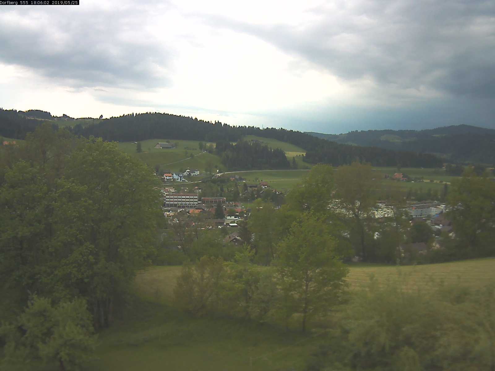 Webcam-Bild: Aussicht vom Dorfberg in Langnau 20190525-180601