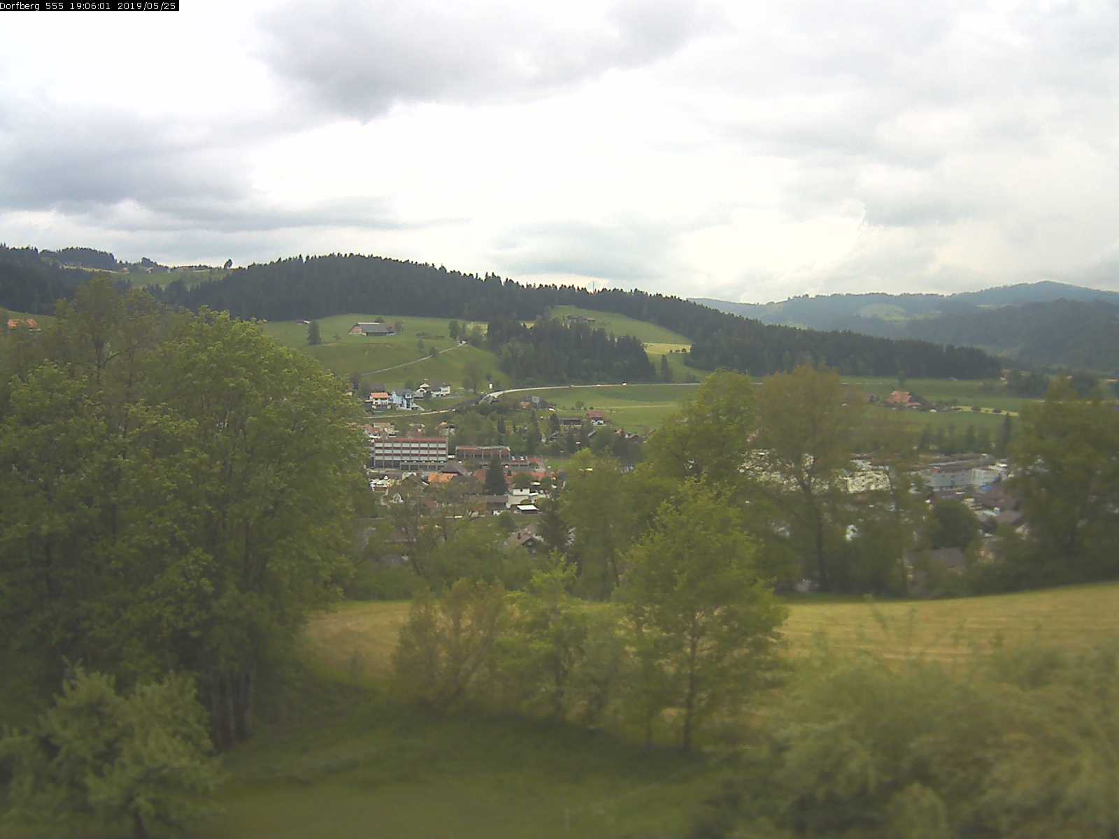 Webcam-Bild: Aussicht vom Dorfberg in Langnau 20190525-190601